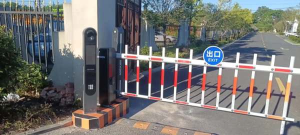 济宁万达地下停车场，位于繁华商业区，车位充足，进出便捷，安全监控，是您购物休闲的理想停车选择。