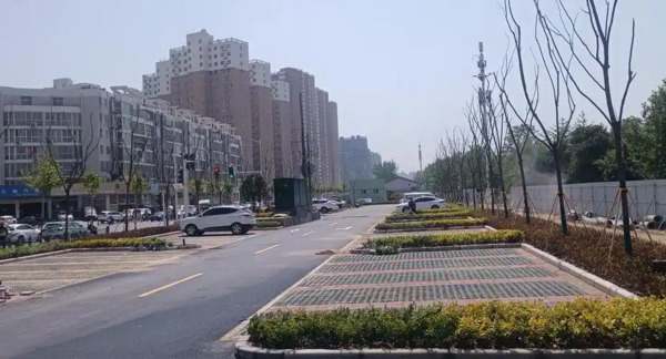 地下停车场产权归开发商或业主所有，具体归属需查看土地使用权和建筑规划文件。