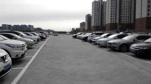 停车场：安全、便捷，为您的爱车提供遮风挡雨的专属空间。