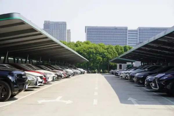 复合停车场，集停车、充电、维修于一体，高效便捷，满足现代城市需求。
