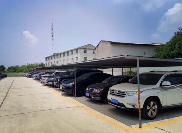 飞来峰停车场，位于风景秀丽的飞来峰景区内，提供安全、便捷的停车服务，是游客探索自然美景的理想起点。