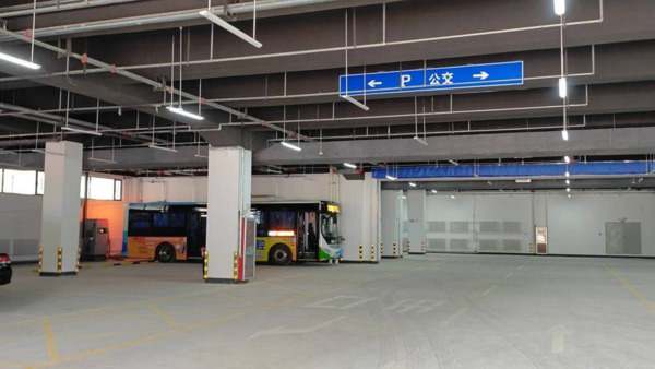 地下车库门，坚固耐用，自动开合，安全便捷，适用于各种车辆进出，提升车库管理效率。