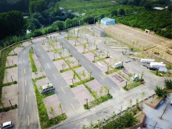 地下停车场，宽敞明亮，车位充足，安全便捷，为现代城市生活提供便利。