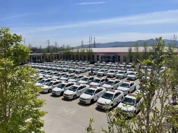 物联网通过传感器、数据分析和智能设备，实现停车场自动化管理，提高效率和用户体验。