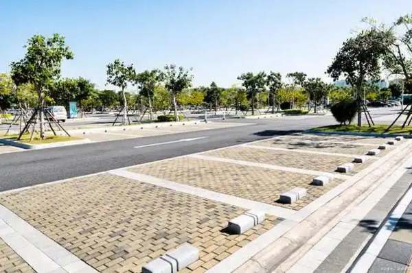 迷你停车场玩具，模拟城市交通，锻炼孩子规划与协调能力。