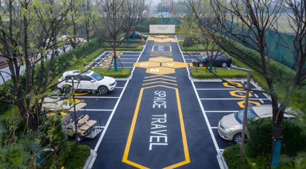 地下停车场限高杆，用于限制车辆高度，防止超高车辆进入，保护停车场结构安全。