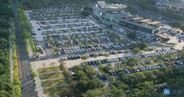 地下停车场直流充电桩，快速充电，适用于电动汽车，便捷环保。