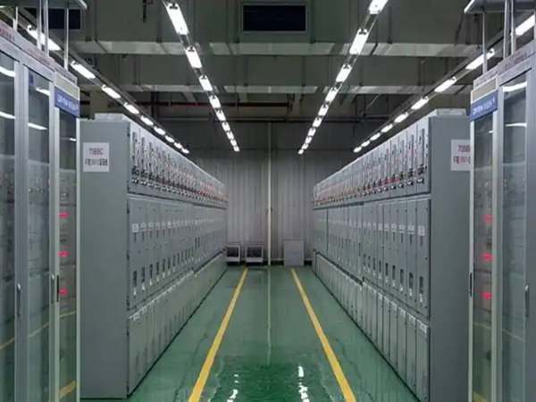 箱式变电站变压器，是一种集成在箱体内的电力变压器，用于变压、配电，具有体积小、安装快、维护简便的特点。
