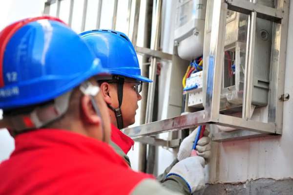 变电站型号规格多样，如110kV、220kV等，根据电压等级、容量和功能定制。