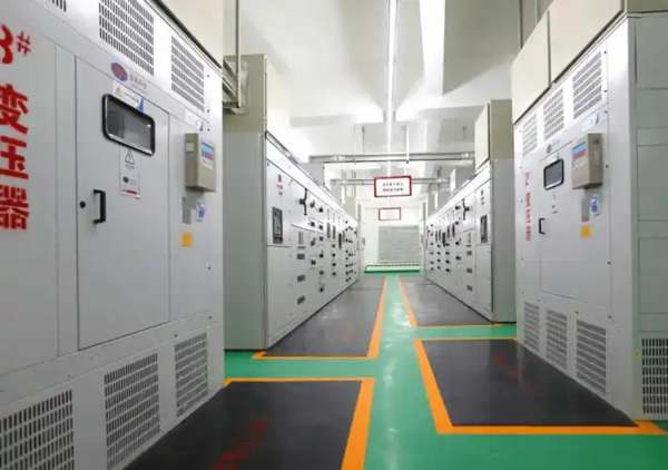 物联网技术在变配电领域实现数据实时监控、故障预测和能效优化，提升电网智能化水平。