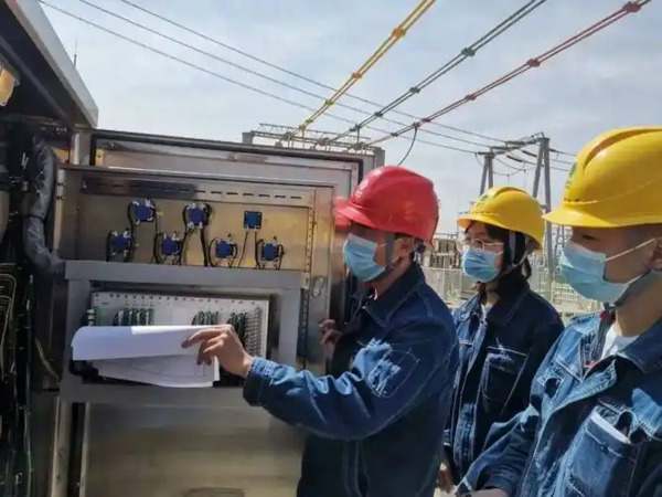 物联网技术通过实时监测和数据分析，实现变配电设备故障的早期预警，保障电力系统安全稳定运行。