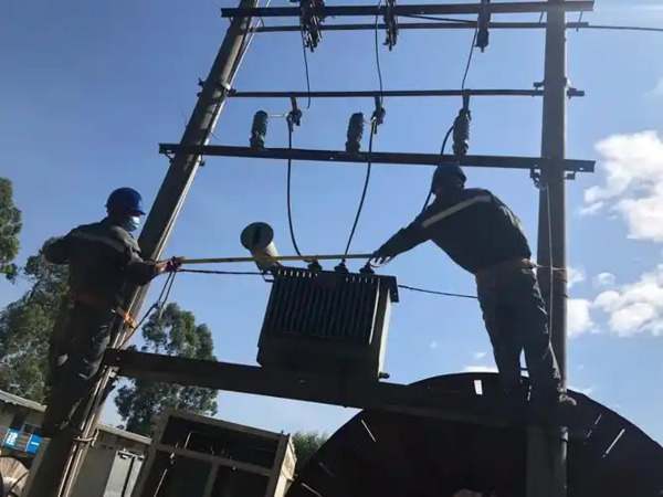 变电站间距指相邻两座变电站之间的距离，影响电力输送效率和稳定性，需合理规划。