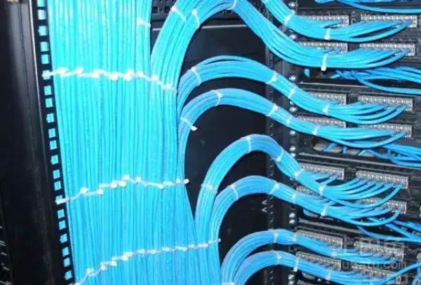 弱电系统通过数字控制实现远程操作，提高效率与安全性。