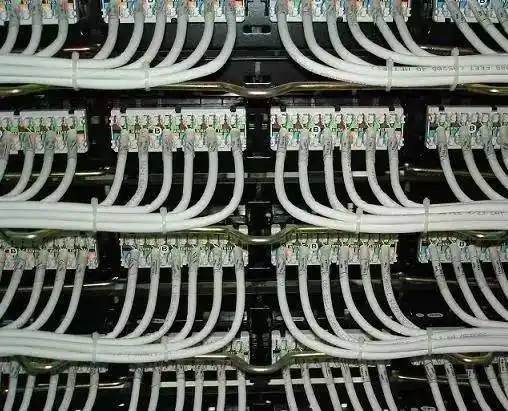 弱电是电子智能化的基础，涉及安防、通信、自动化控制等，为现代智能建筑提供技术支持。