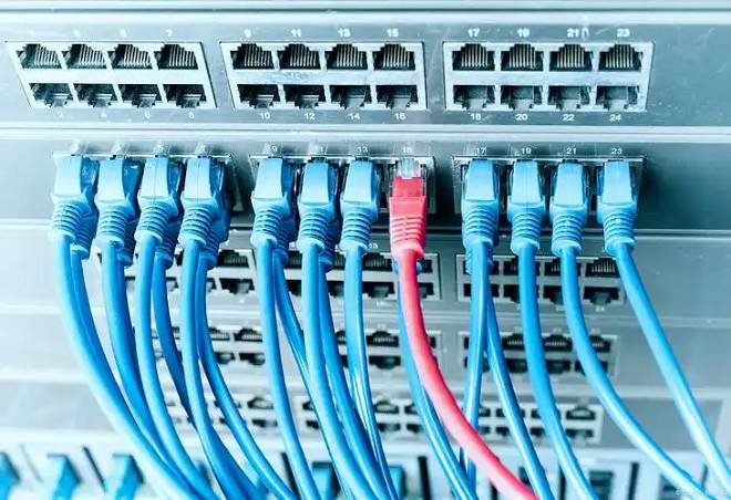 弱电工程系统，涉及安防、通信、自动化控制等，为现代建筑提供智能化解决方案。