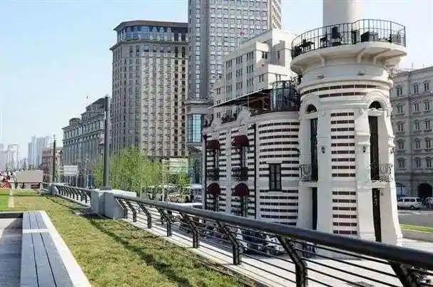 和式建筑，日本传统风格，以木质结构、纸门、榻榻米为特色，强调自然和谐，简约而精致。