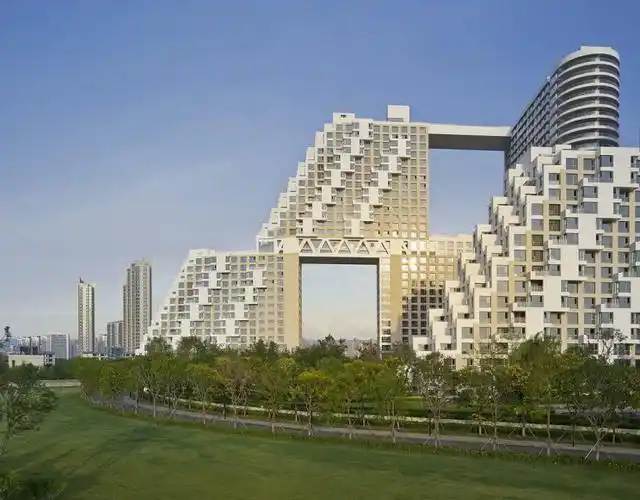 建筑变形缝是为适应建筑物因温度变化、地基沉降等因素引起的伸缩而设置的缝隙，以防止结构开裂。