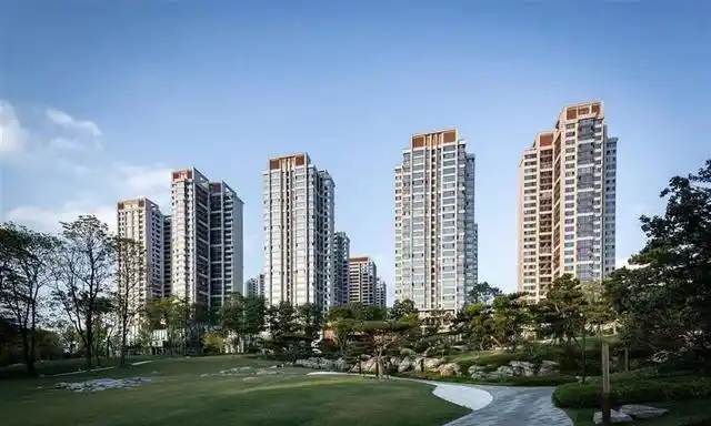 城市规划需综合考虑交通、住房、绿化、商业、教育等多方面，以实现可持续发展和居民福祉。