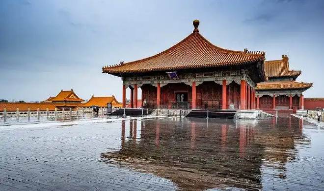 长征建筑，指红军长征时期所建的简易住所和防御工事，体现了革命精神和艰苦奋斗的历史。