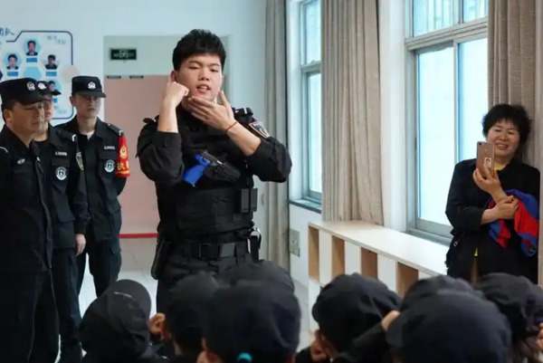 安防行业物联网技术应用模式：智能监控、数据分析、远程控制、预警系统、设备管理。
