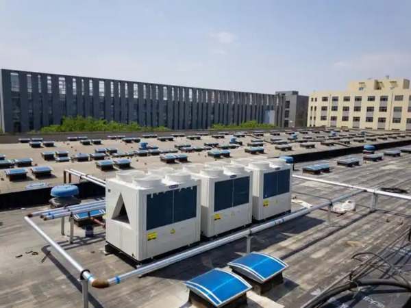 水环热泵空调系统通过循环水吸收或释放热量，实现制冷和制热，节能高效。