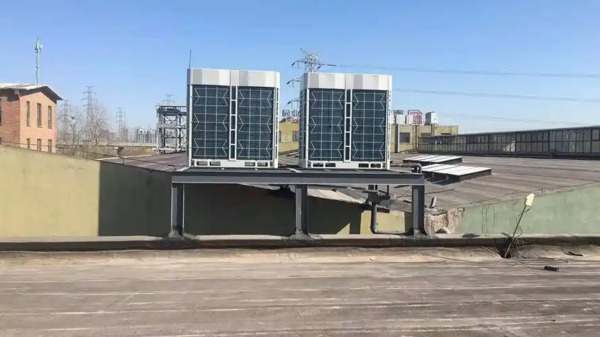 净化空调系统通过过滤、消毒和调节空气，去除污染物，提供健康舒适的室内环境。
