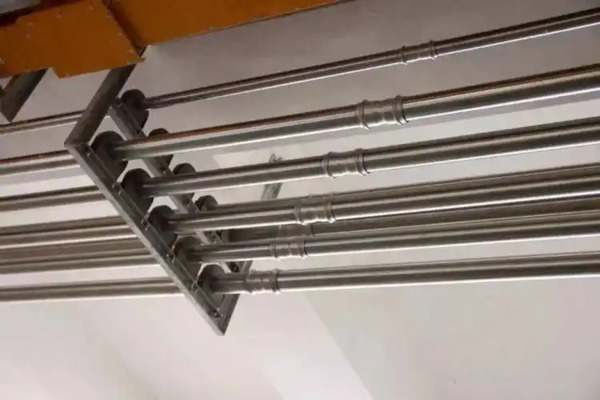 物联网技术通过实时监控、数据分析和远程控制，实现暖通空调系统的智能化升级，提高能效和用户舒适度。