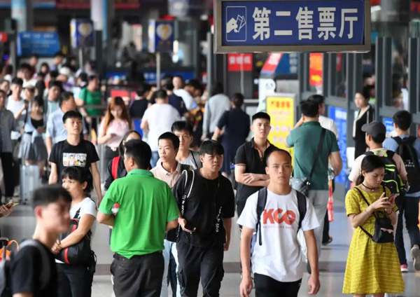 物联网技术赋能商场，通过智能设备收集数据，实现客流分析精细化，优化运营效率。