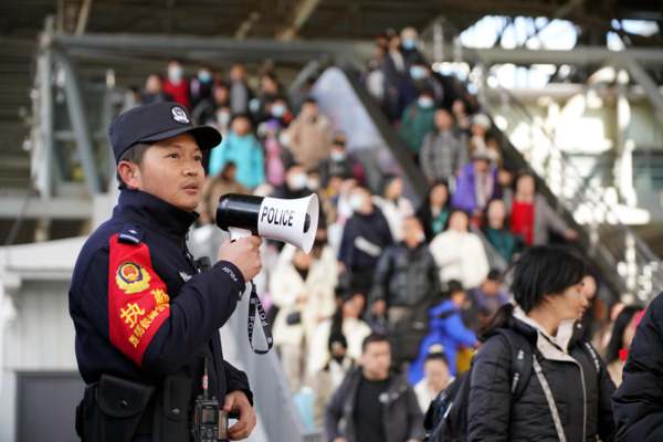周边客流分析：通过数据挖掘，洞察区域人流量动态，优化商业布局，提升运营效率。