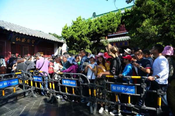 电梯客流分析：通过数据监测，评估电梯使用频率、高峰时段和用户行为，优化电梯调度，提升效率。