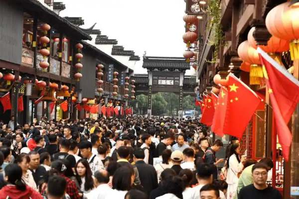 物联网技术实现公共场所智能客流监控，优化调度，提升安全与效率。