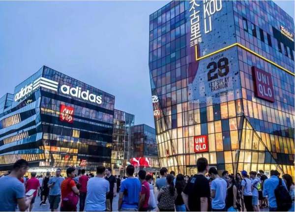 乌镇，中国江南水乡古镇，以古朴建筑、小桥流水著称，吸引众多游客。