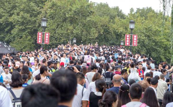 迪士尼乐园高峰时段客流管理：高效分流，确保安全，提升游客体验。