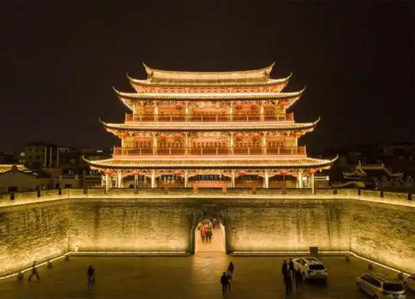 工程灯具照明，专为建筑项目设计，高效节能，提供明亮、均匀光线，满足各种工程需求。