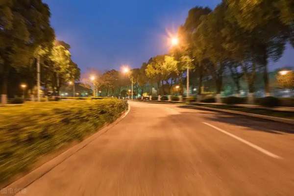 城市夜景照明设计，旨在通过灯光艺术，提升城市夜间形象，增强市民归属感，促进经济发展。