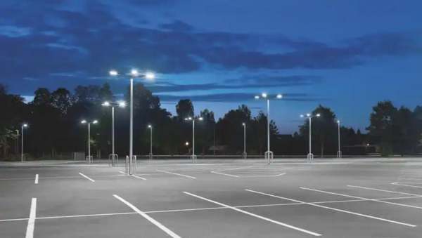 夜间飞行目标追踪技术，利用红外、雷达等先进传感器，实现低光环境下对移动目标的精确定位和跟踪。