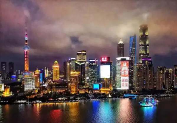 舞美灯光，舞台艺术的灵魂，通过光影变幻，营造梦幻氛围，增强视觉冲击力。