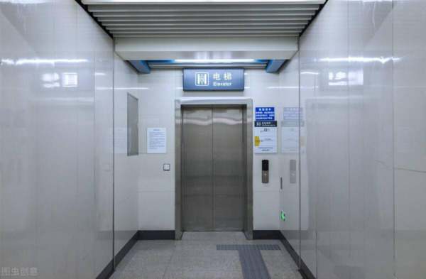 电梯物联网通过实时监控、数据分析和远程管理，提升智能建筑安全性、效率和节能性。