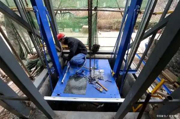 电梯安全至关重要，定期检查、维护和遵守操作规程是保障乘客安全的关键。