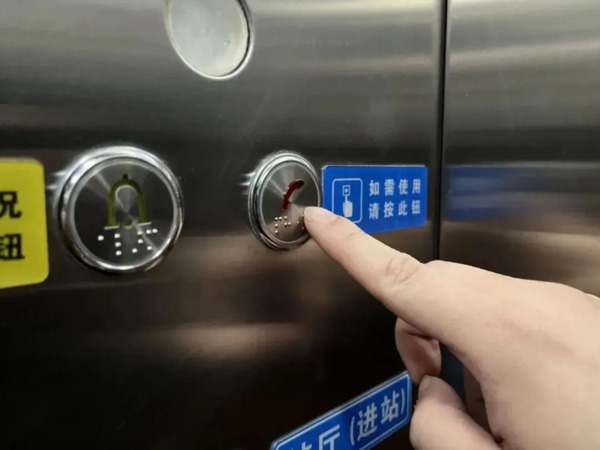 拆除人货梯是一项专业工程，涉及安全、结构评估和设备回收。需由持证团队操作，确保安全合规。