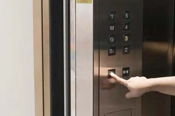 电梯物联网技术通过实时监控、数据分析和远程控制，提升智能楼宇的安全性、效率和节能性。